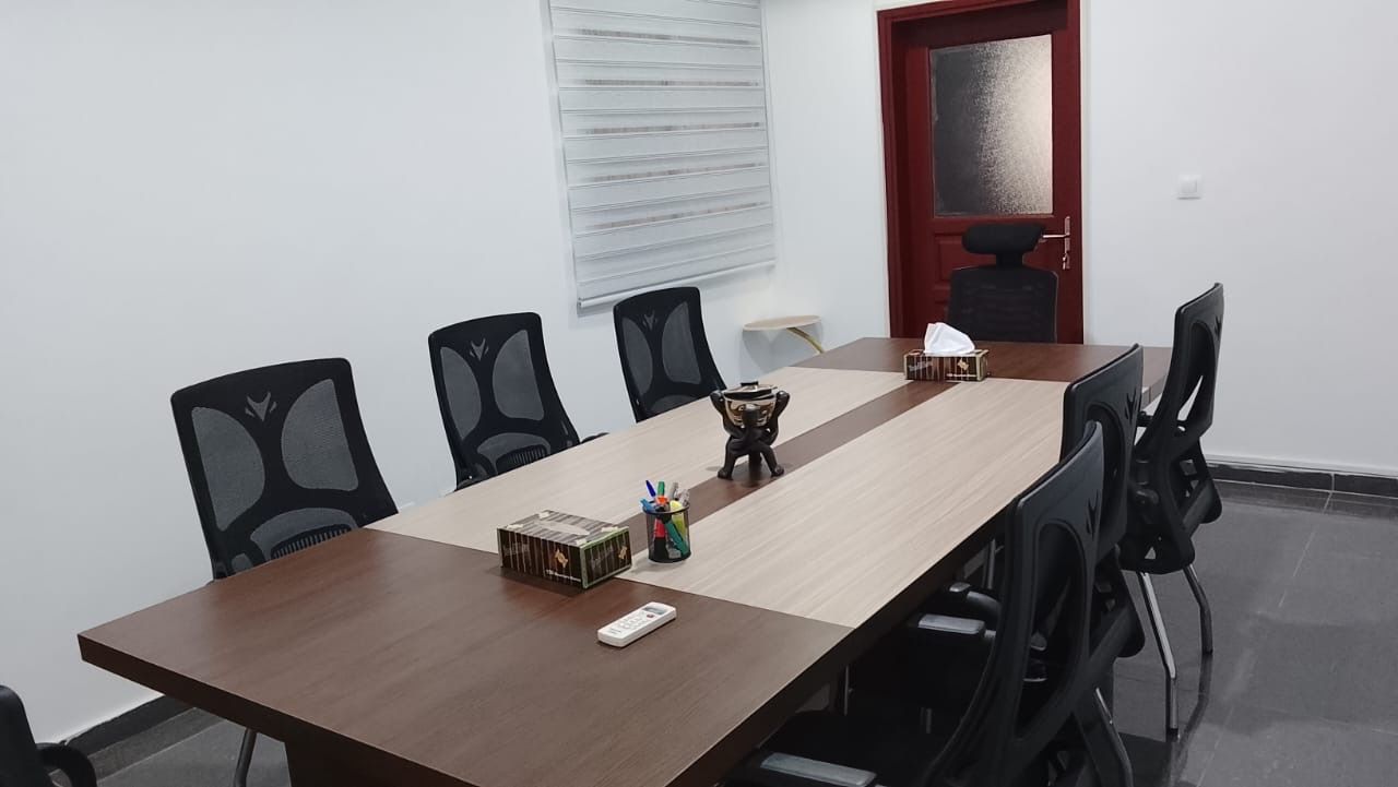 Salle de réunion du Cabinet TEREME DIABY à Cocody Riviera Attoban — entretiens confidentiels avec les clients.